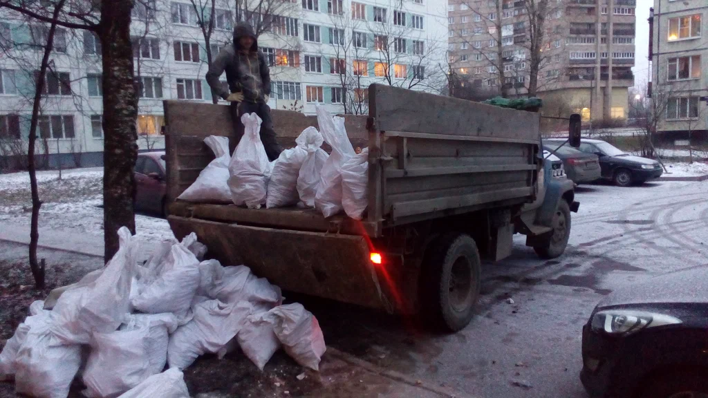 Вывоз мусора в мешках в Чусовой в октябре