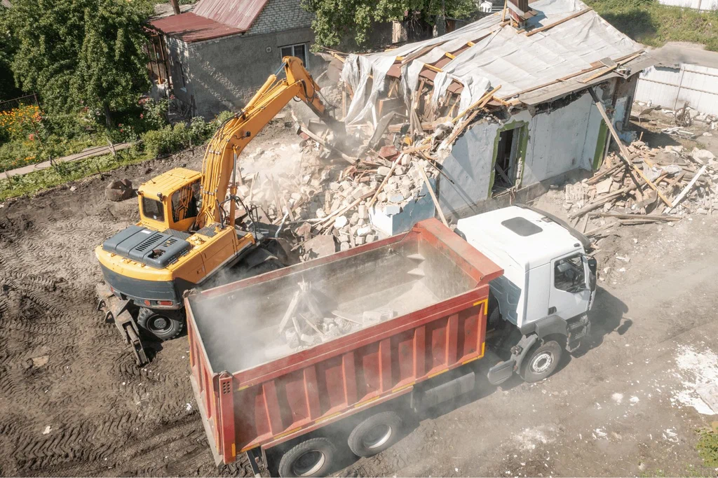 Вывоз мусора после сноса зданий с выездом в Чусовой в октябре