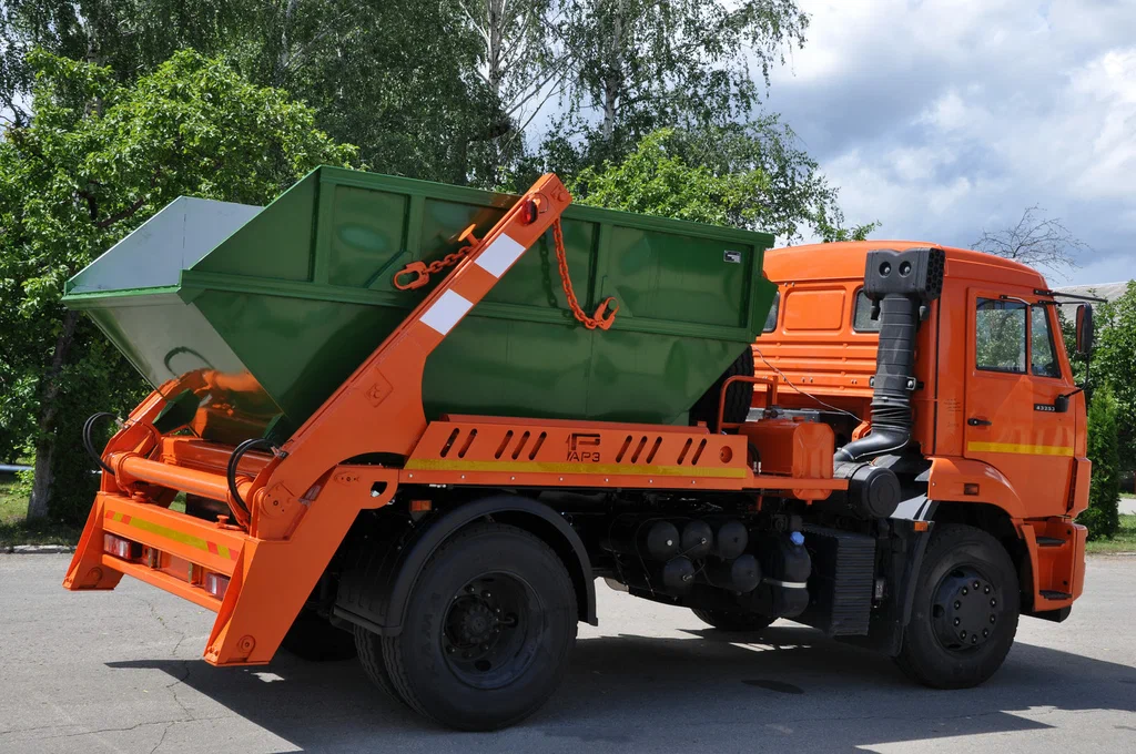 Заказ бункеровоза для вывоза мусора и отходов в Чусовой в октябре