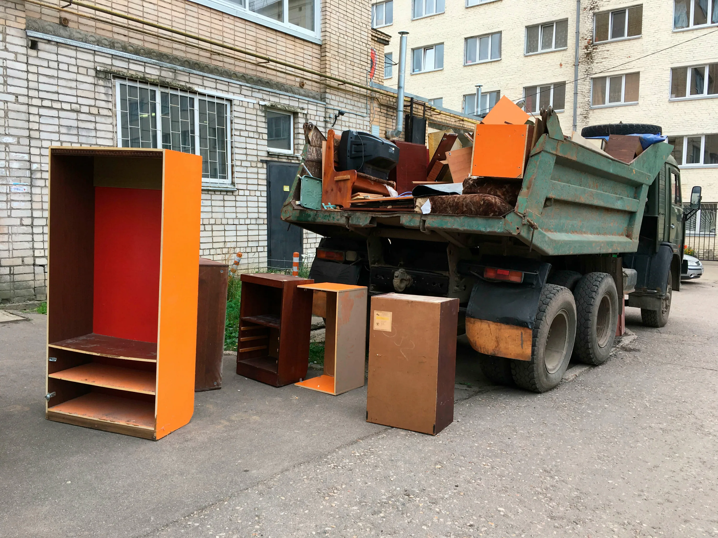 Утилизация старой мебели с вывозом и разбором в Чусовой в октябре