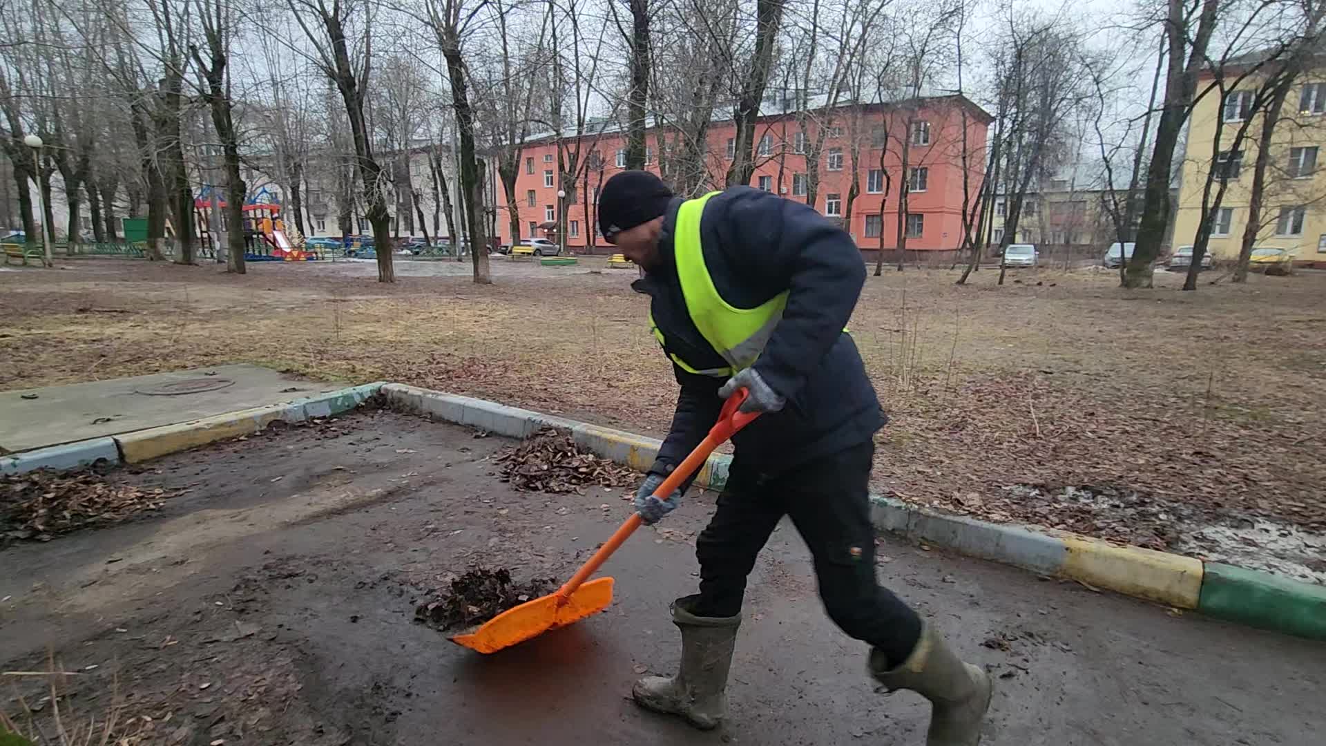 Уборка территорий в Чусовой в октябре