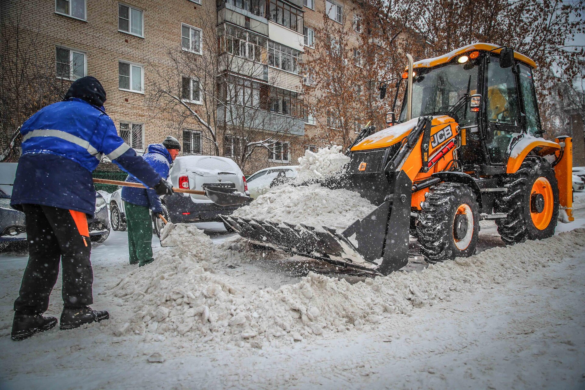 Очистка дворов от снега и наледи в Чусовой — уборка снега, трактор и ручная, цены от 522 руб. | ПроМусор