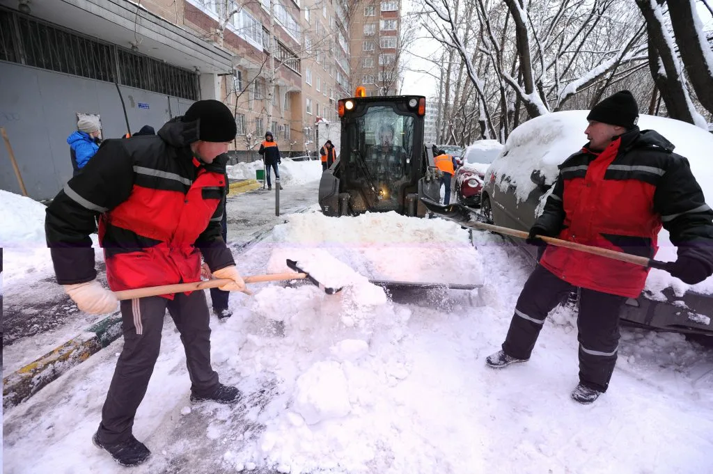 Очистка дворов от снега с гарантией результата в Чусовой в октябре